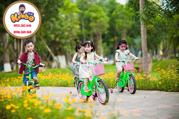 Trẻ đạp xe, chạy nhảy ngoài công viên